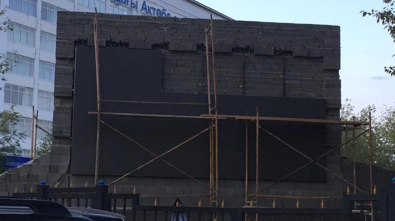 LED экран в университете им. К. Жубанова, Актобе