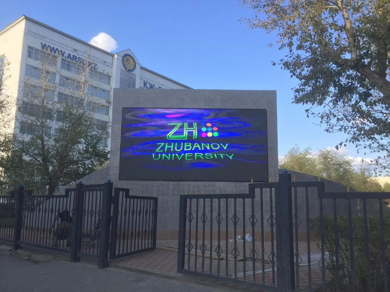LED экран в университете им. К. Жубанова, Актобе