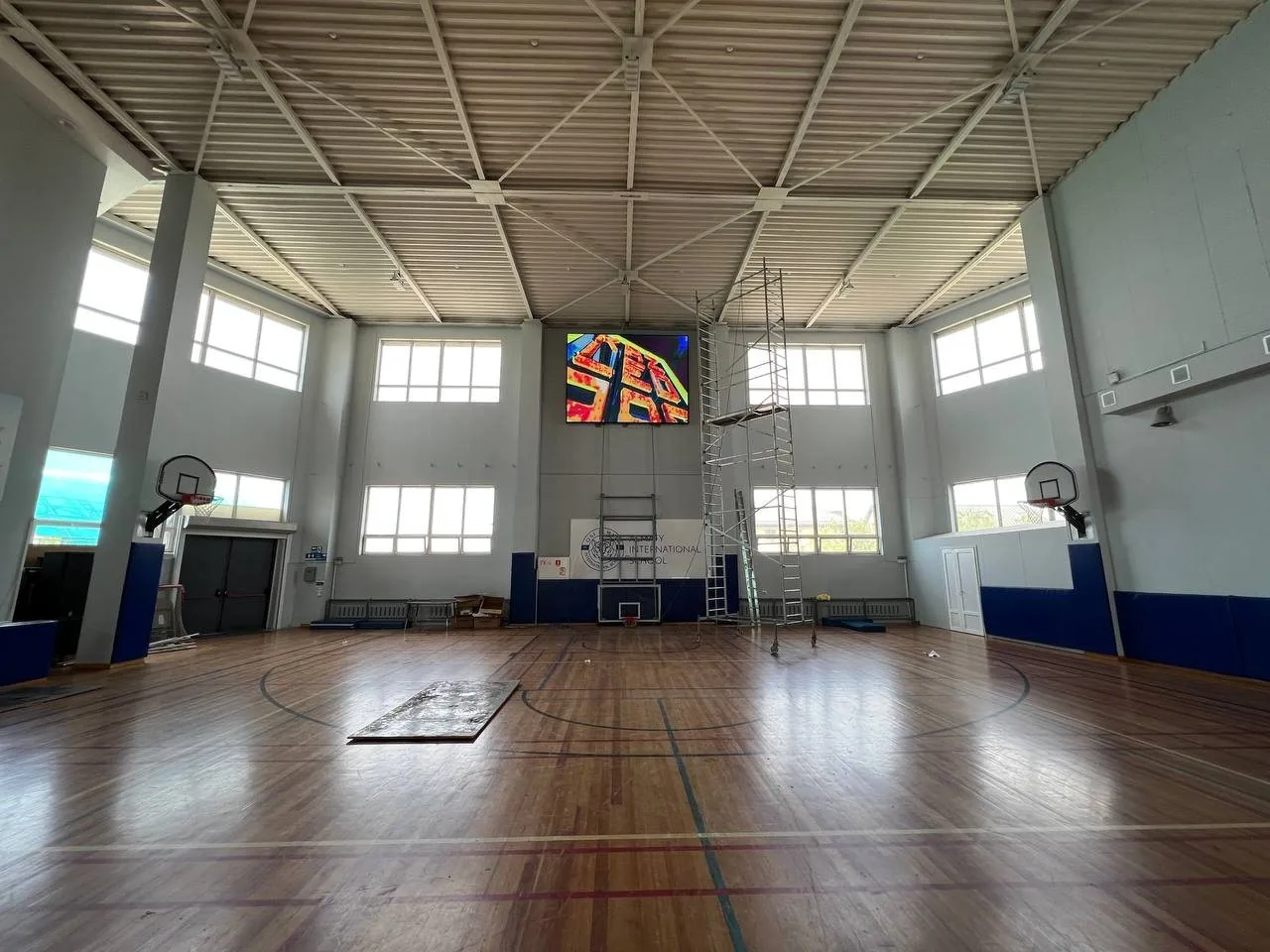 LED экран в Almaty International School