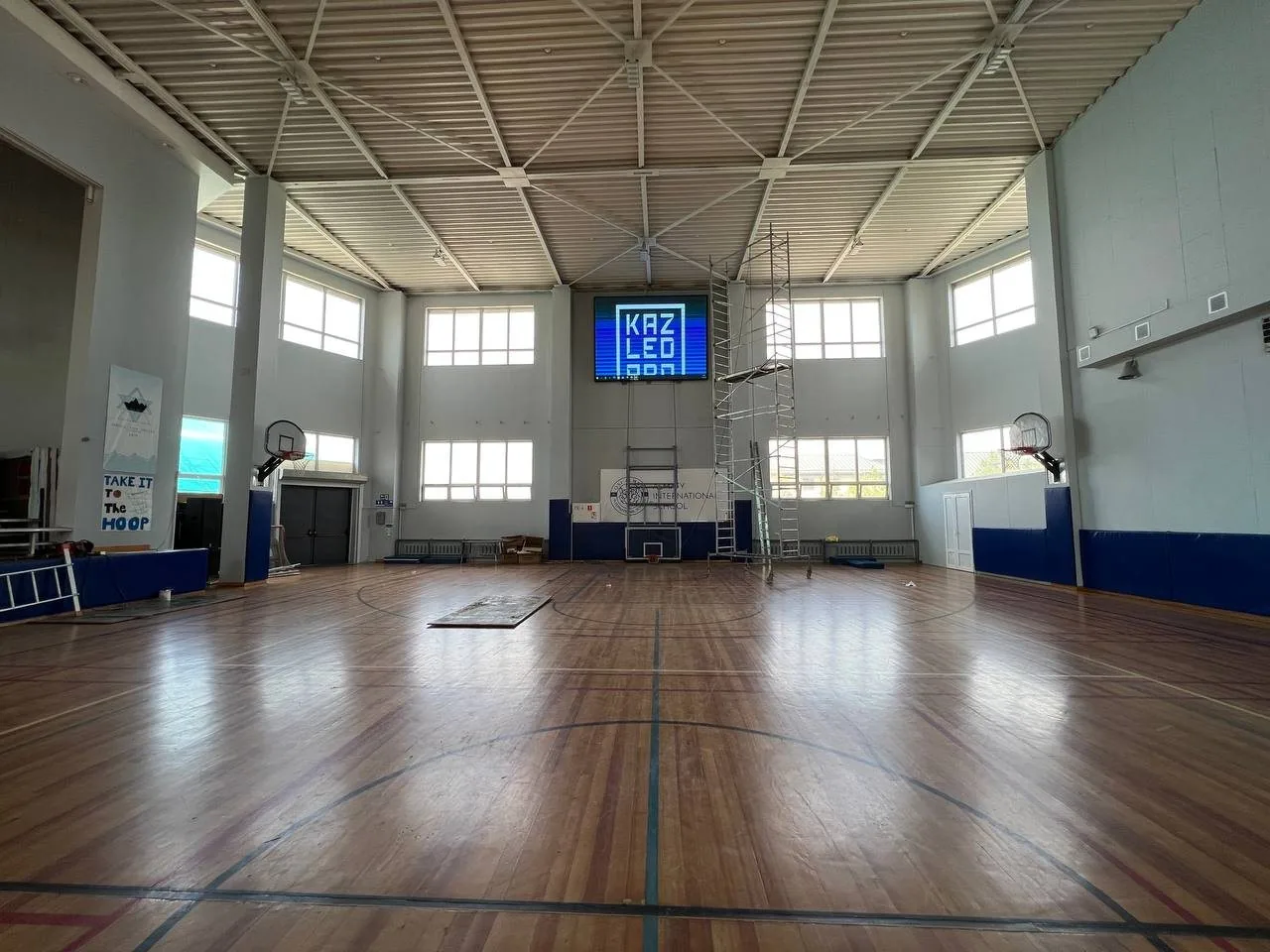 LED экран в Almaty International School
