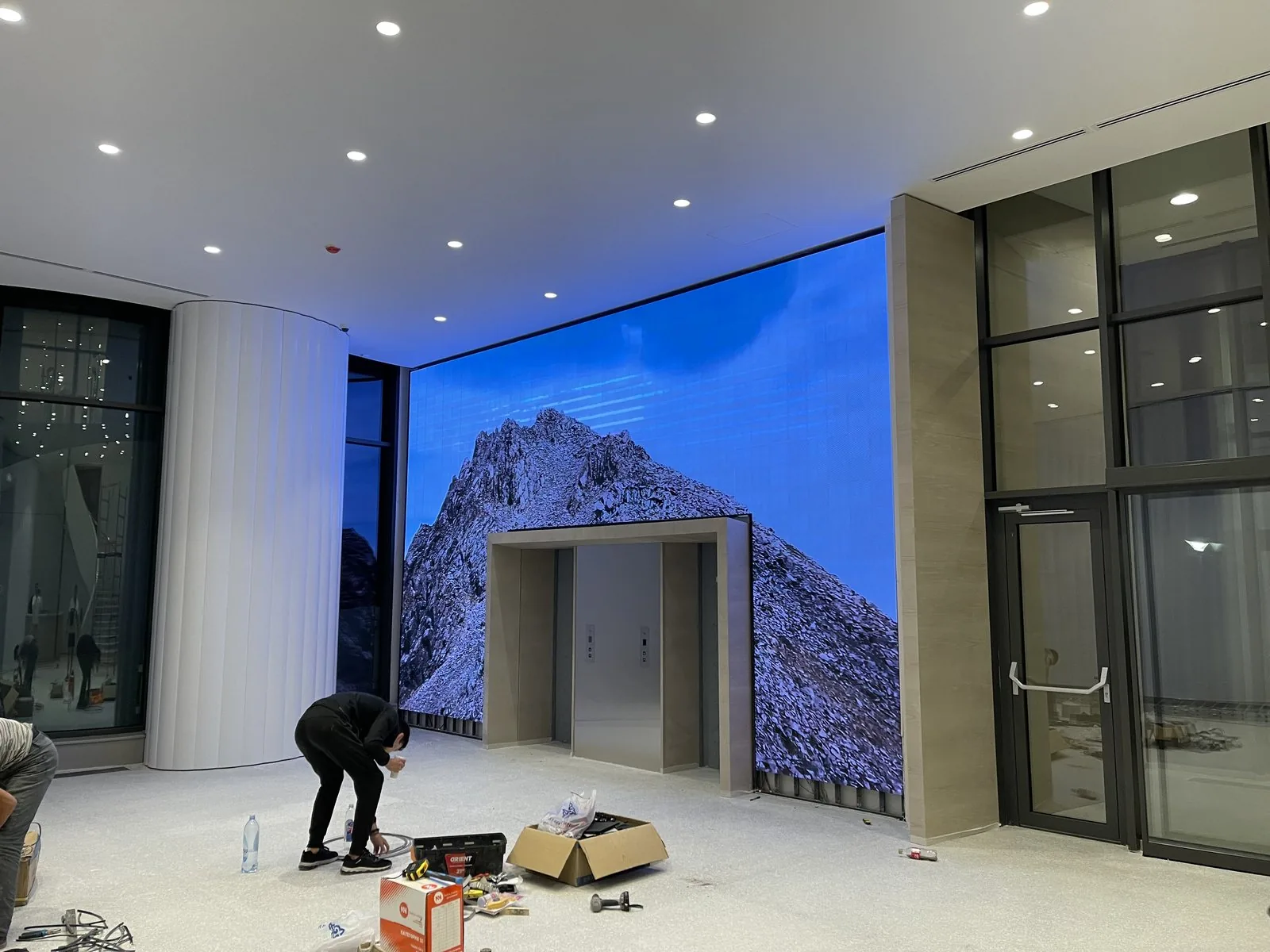 LED экран в институте, Алматы