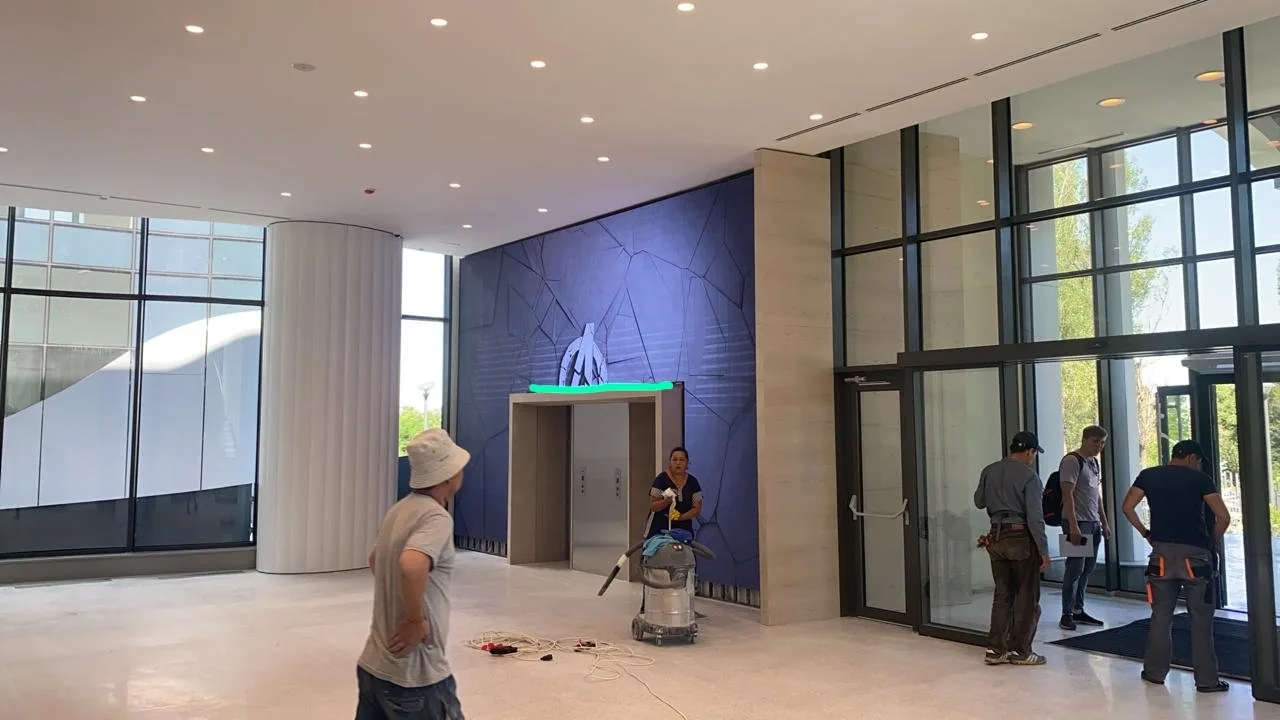 LED экран в институте, Алматы
