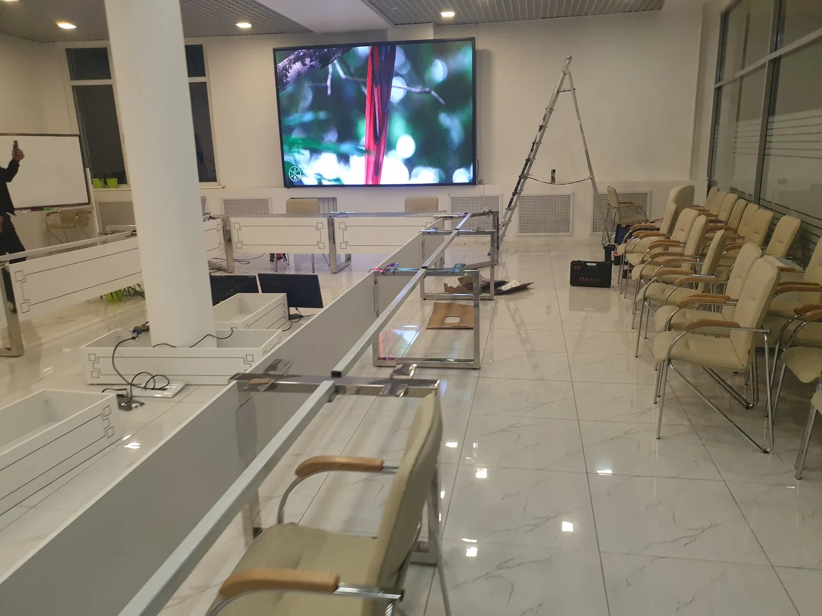Два LED-экрана для университета Нур-Мубарак