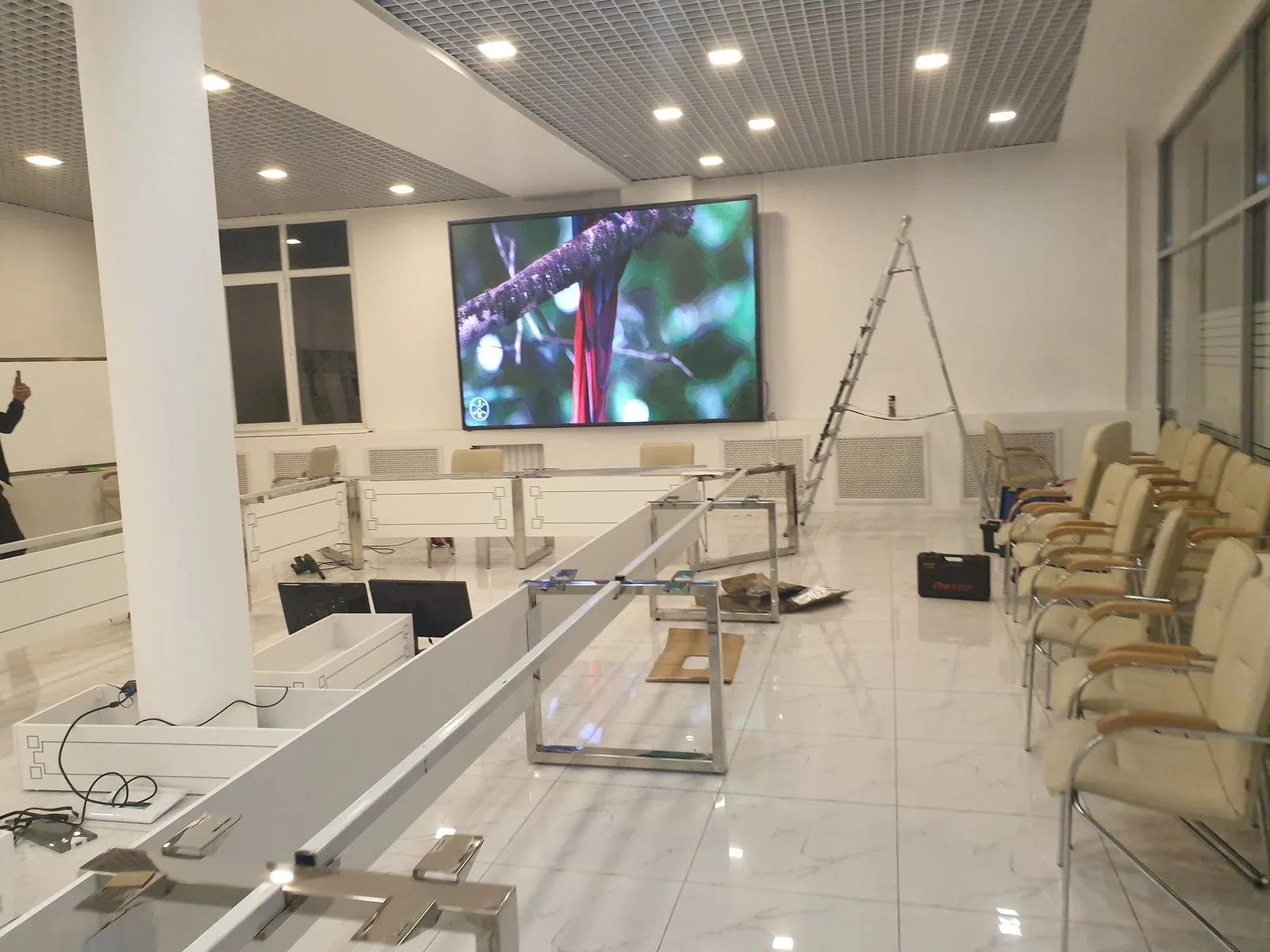 Два LED-экрана для университета Нур-Мубарак