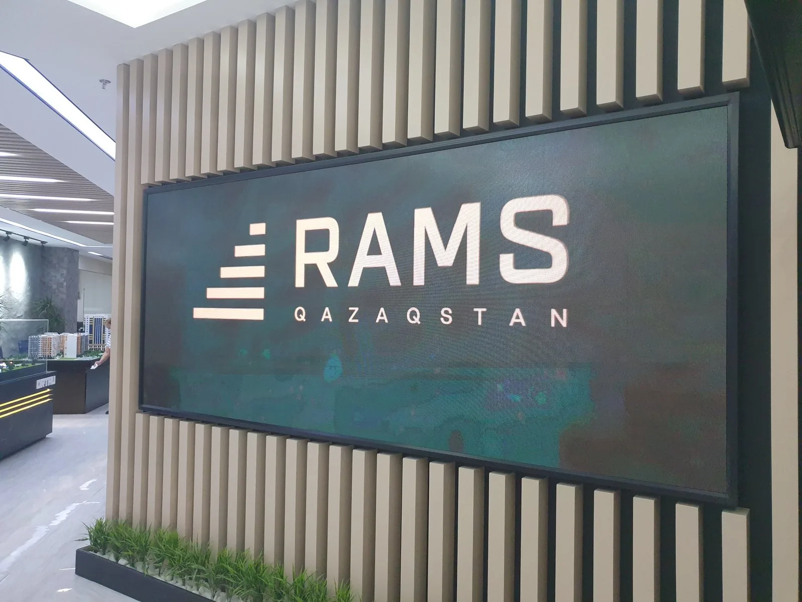 LED экран в отделе продаж RAMS