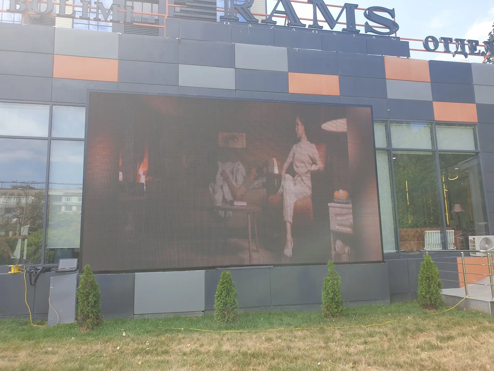 LED экран в отделе продаж RAMS