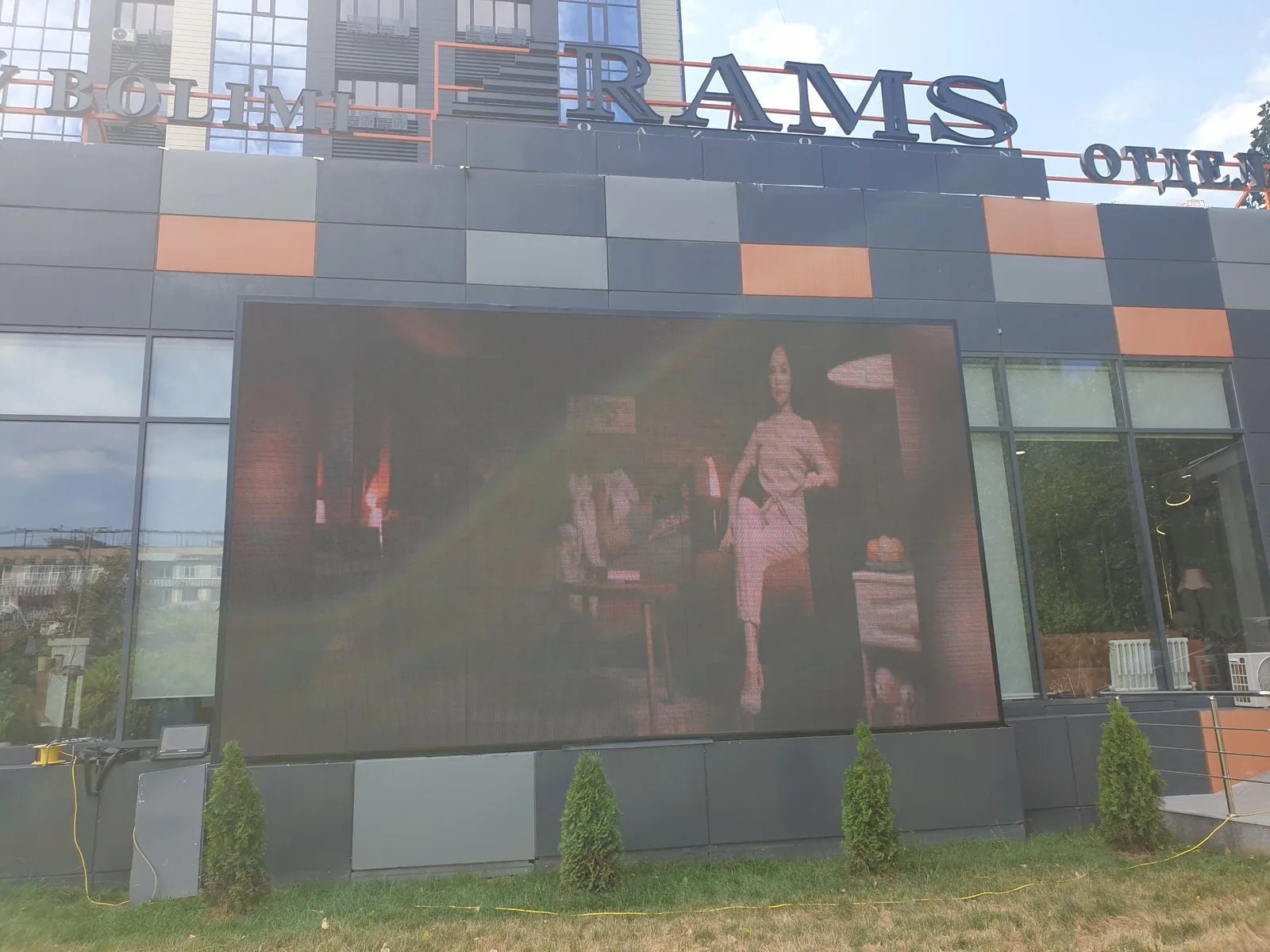 LED экран в отделе продаж RAMS