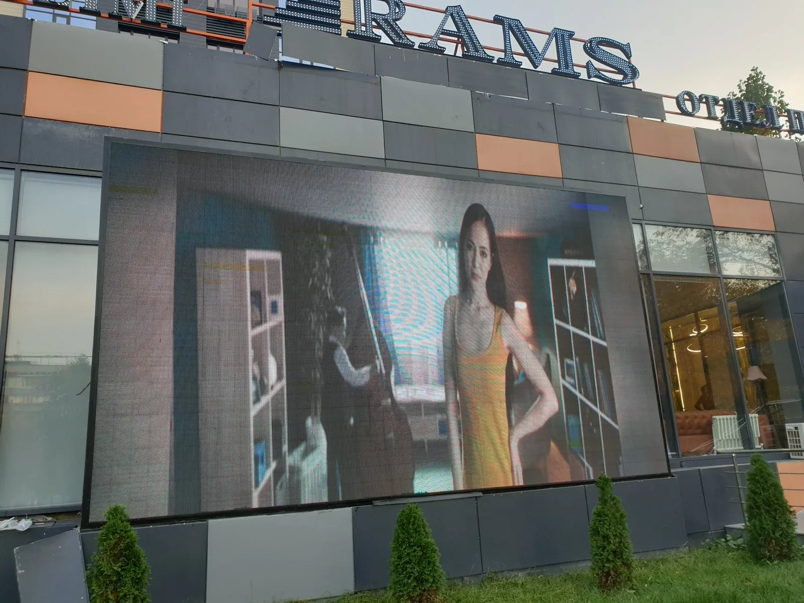 LED экран в отделе продаж RAMS