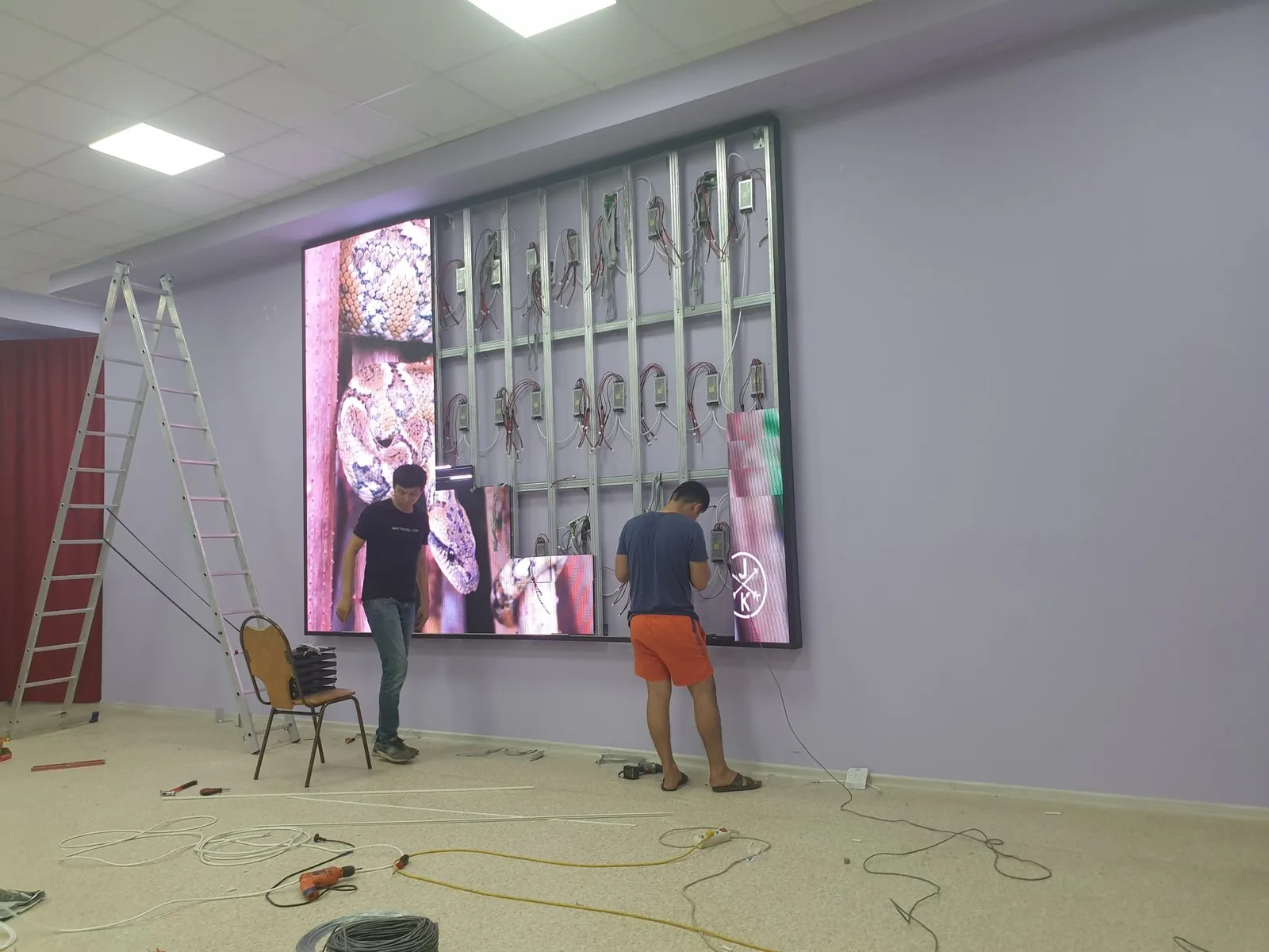 LED экран в школе-гимназии №153 им. А. Розыбакиева