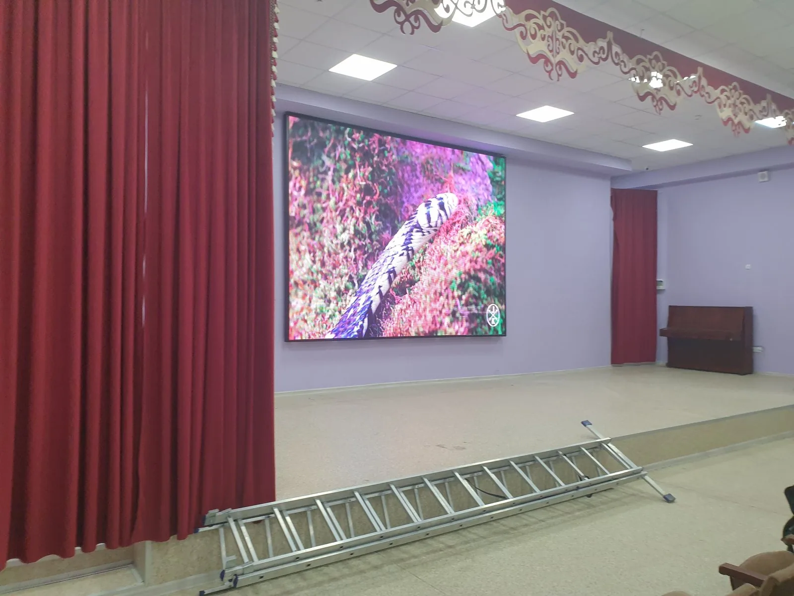 LED экран в школе-гимназии №153 им. А. Розыбакиева