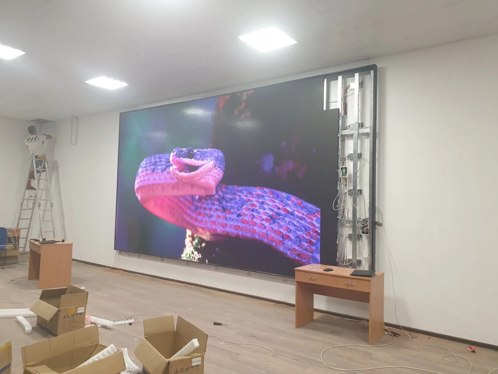 LED экран в школе, Караганда