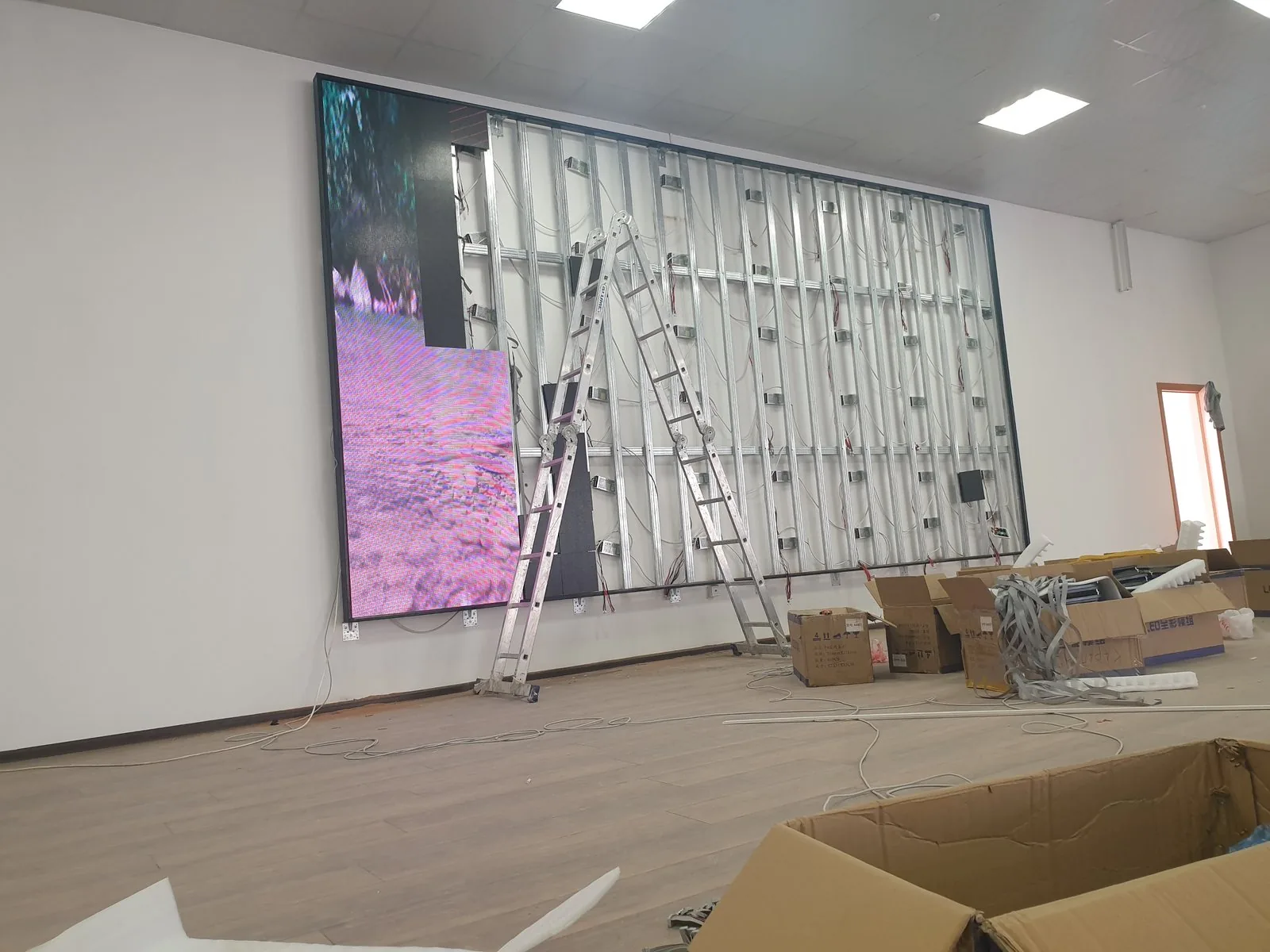 LED экран в школе, Караганда