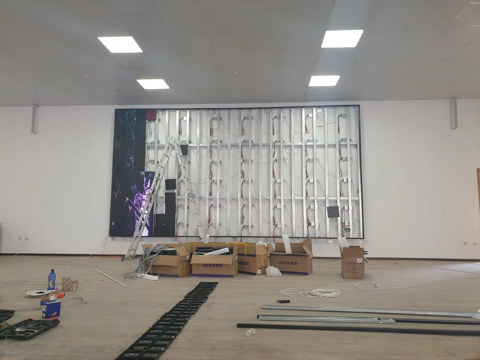 LED экран в школе, Караганда