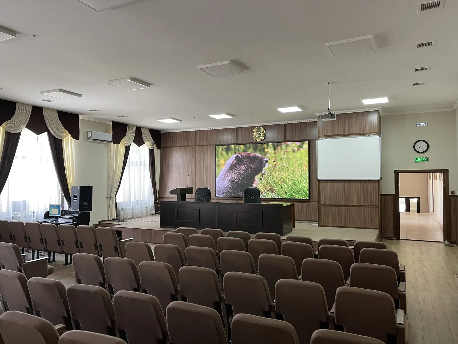 LED экран в здании КНБ, Тараз