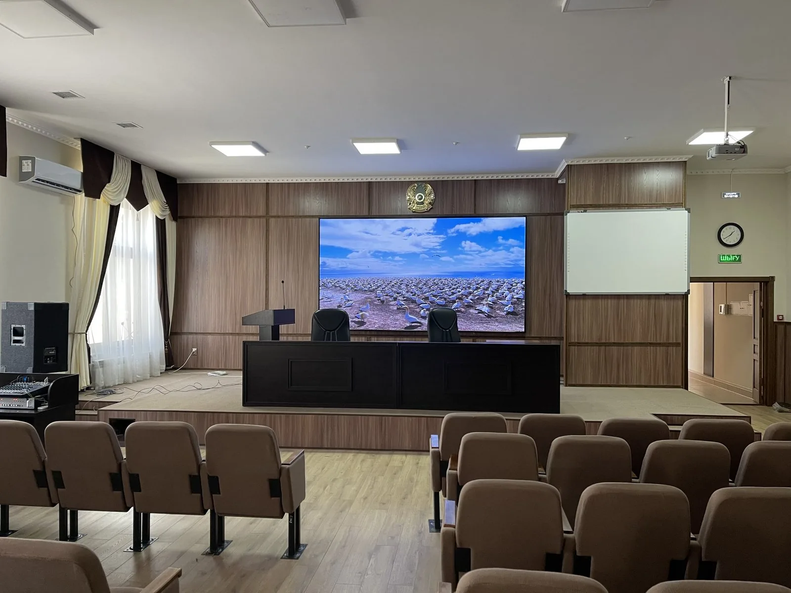 LED экран в здании КНБ, Тараз