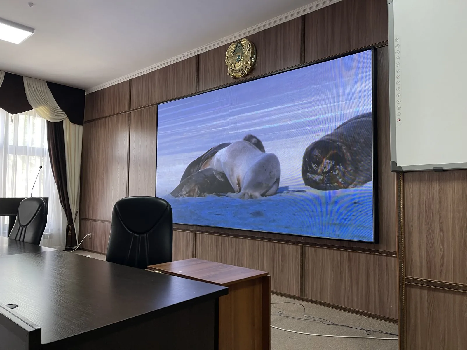 LED экран в здании КНБ, Тараз