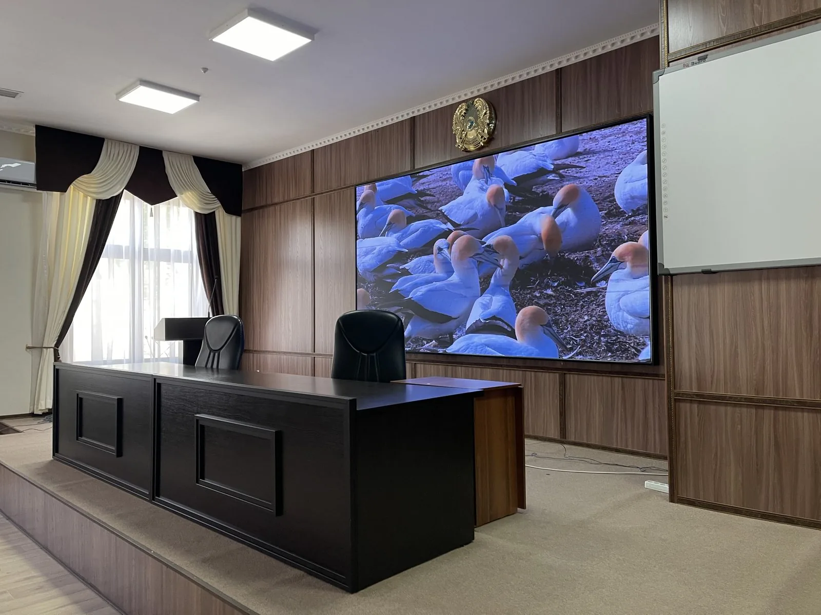 LED экран в здании КНБ, Тараз