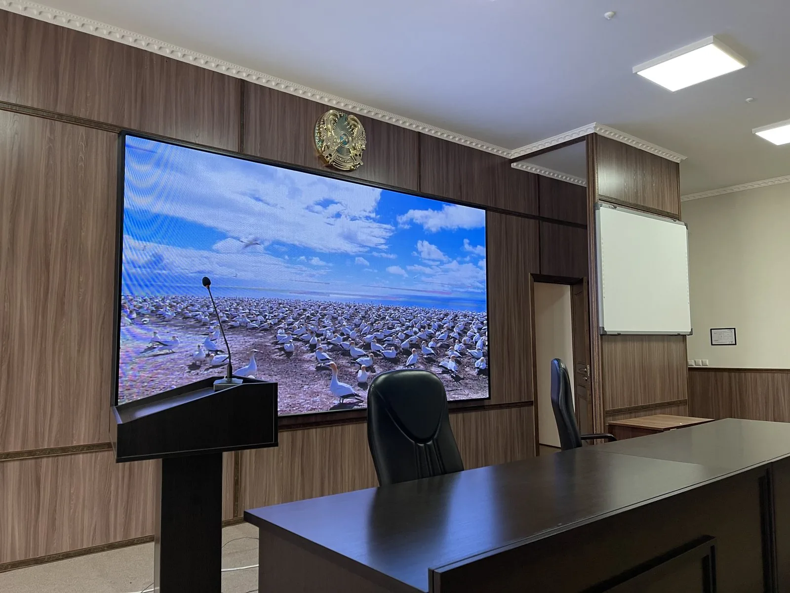 LED экран в здании КНБ, Тараз