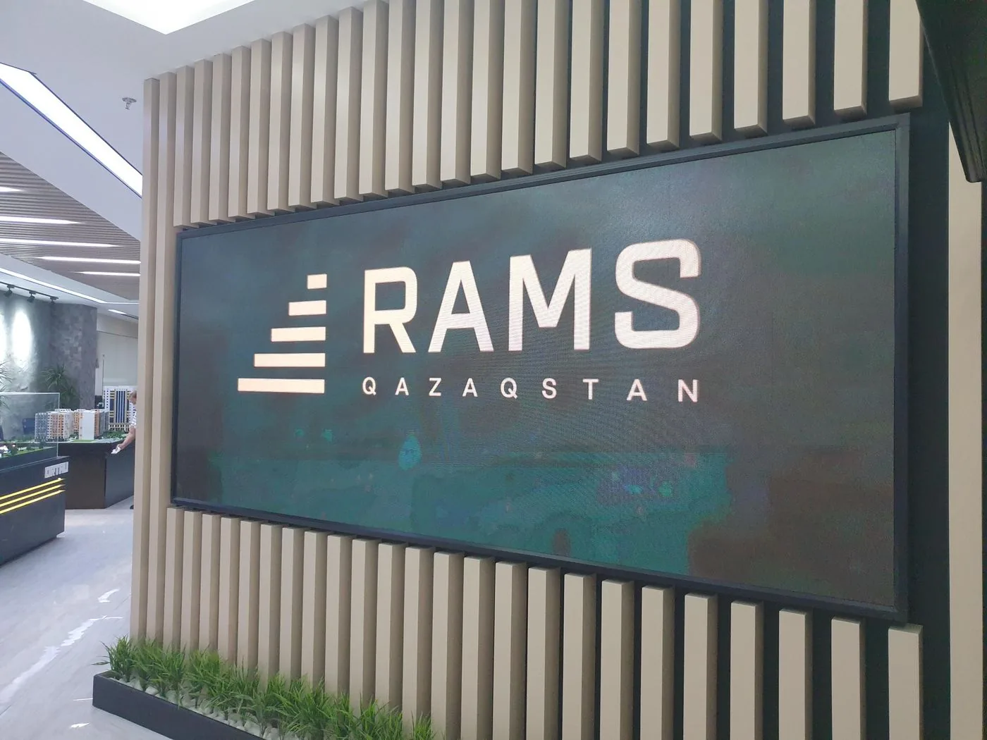 LED экран в отделе продаж RAMS